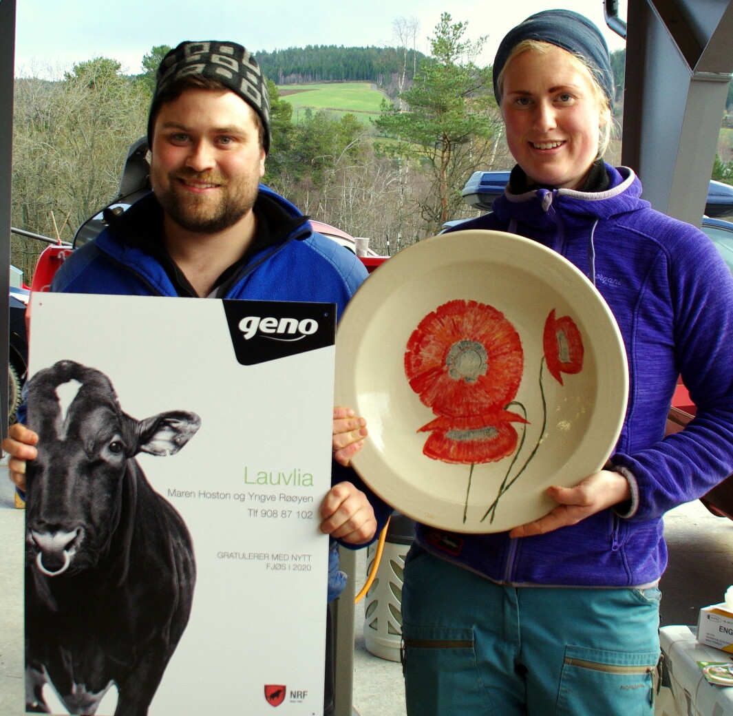 Dei unge bøndene med plakaten og keramikkfatet frå kommunen. Dei unge bøndene med plakaten og keramikkfatet frå kommunen.