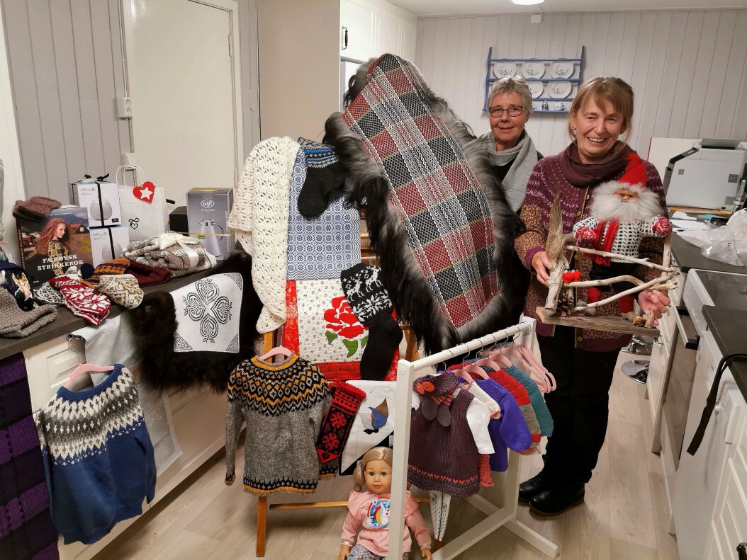Solveig Dahl Olsen og Turid Lunestad Strand viser fram flott gevinster Solveig Dahl Olsen og Turid Lunestad Strand viser fram flott gevinster