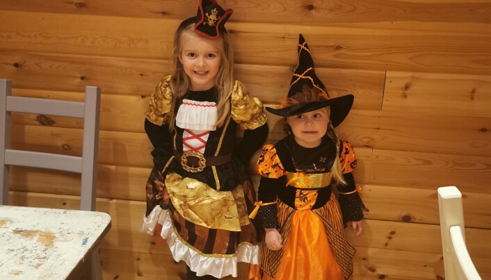 Matilde Lund Halle, 6 år og lillesøster Sofie på tre var sjørøverprinsesse og heks Matilde Lund Halle, 6 år og lillesøster Sofie på tre var sjørøverprinsesse og heks