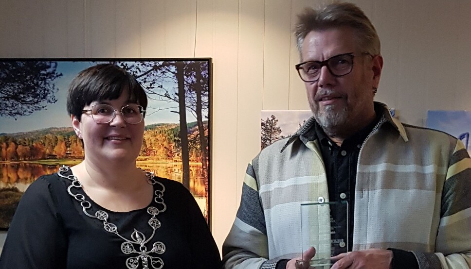 Fra prisutdelingen. Ordfører Vibeke Langli og Oddbjørn Heggem