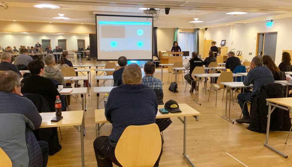 Jenny Klinge på talarstolen under møte om rovdyrsituasjonen i Surnadal og omegn måndag.