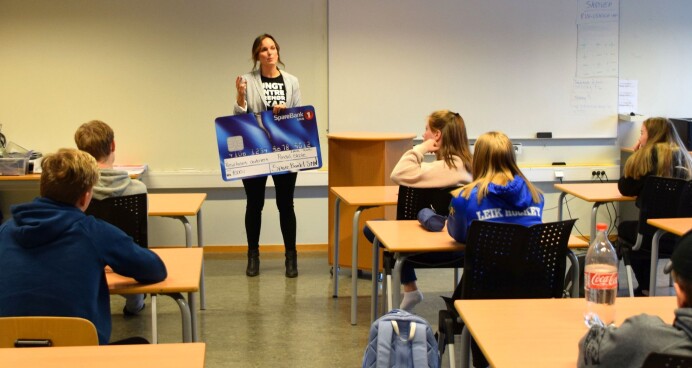 Siri Korsnes fra Ungt Entreprenørskap delte ut premien til tiendeklassingene. Siri Korsnes fra Ungt Entreprenørskap delte ut premien til tiendeklassingene.