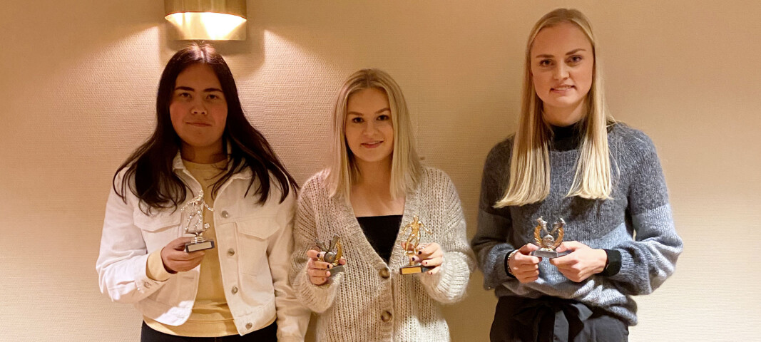 Assistdronning Agnes Vikavoll (f.v.), toppscorer og årets spiller Thea Holten og Årets SIL-dråk Alice Eide Naustbakk. Assistdronning Agnes Vikavoll (f.v.), toppscorer og årets spiller Thea Holten og Årets SIL-dråk Alice Eide Naustbakk.