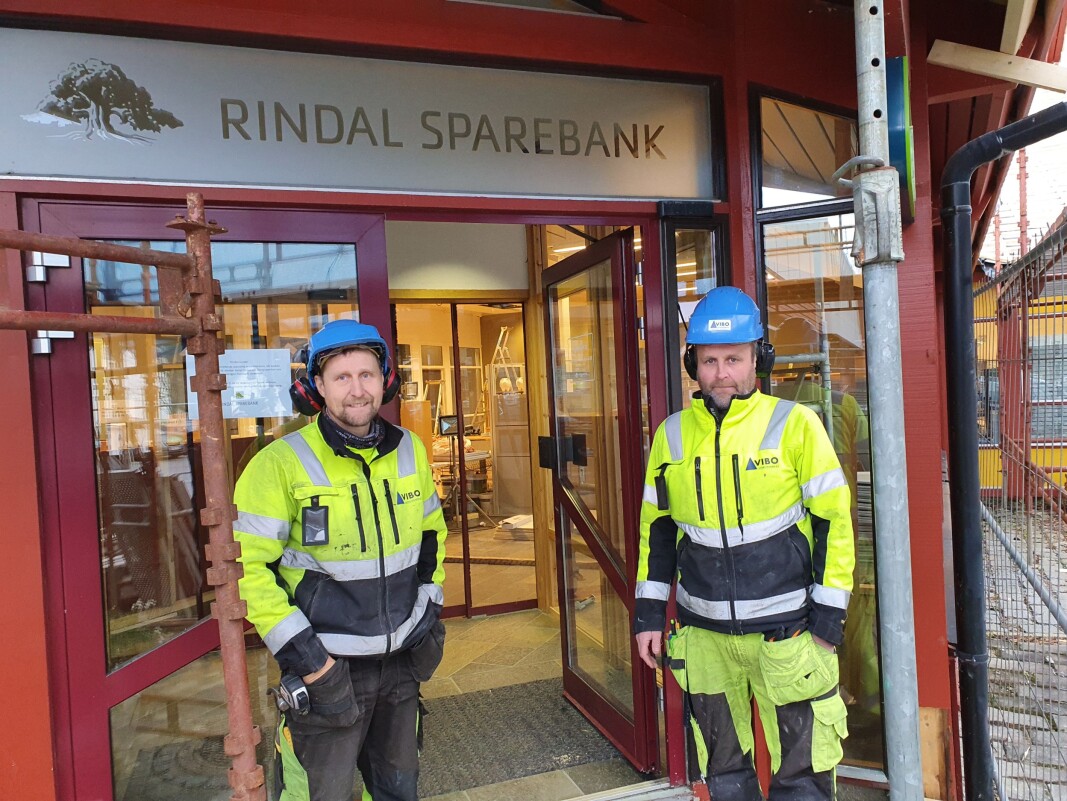 På bilder ser vi to blide håndverkere fra VIBO Entreprenør, Jon Fredrik Løfald t.v. og Lars Ole Harang til høyre. På bilder ser vi to blide håndverkere fra VIBO Entreprenør, Jon Fredrik Løfald t.v. og Lars Ole Harang til høyre.