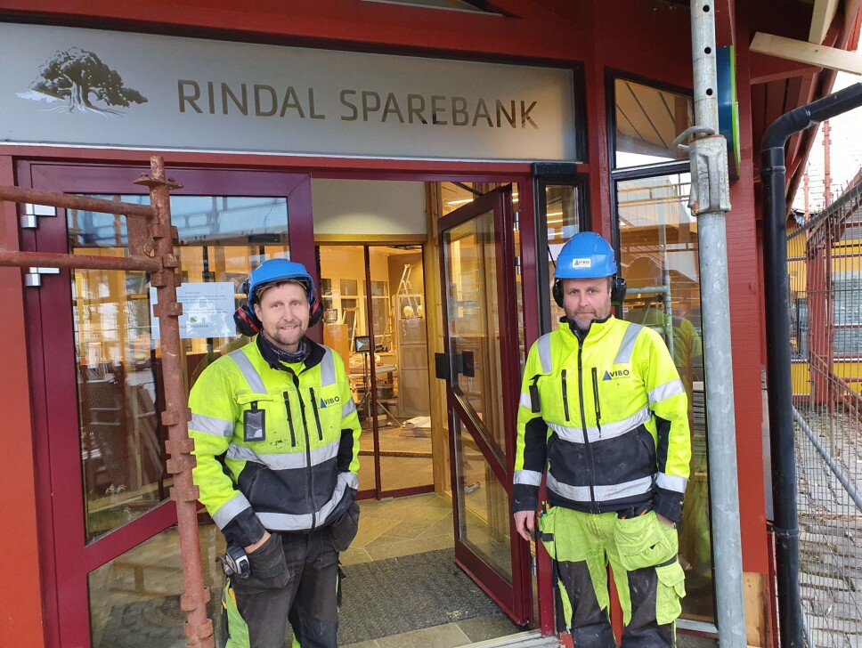 På bilder ser vi to blide håndverkere fra VIBO Entreprenør, Jon Fredrik Løfald t.v. og Lars Ole Harang til høyre.
