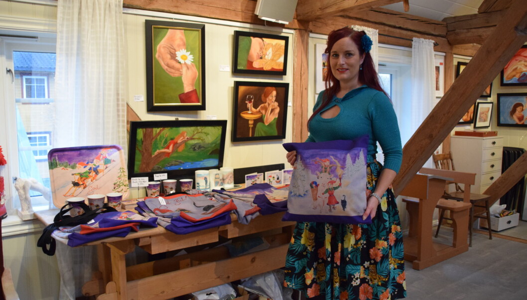 Inga Dalsegg viser fram julevarer til salgs i Dalalåven Atelier. Inga Dalsegg viser fram julevarer til salgs i Dalalåven Atelier.