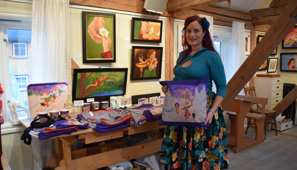 Inga Dalsegg viser fram julevarer til salgs i Dalalåven Atelier. Inga Dalsegg viser fram julevarer til salgs i Dalalåven Atelier.