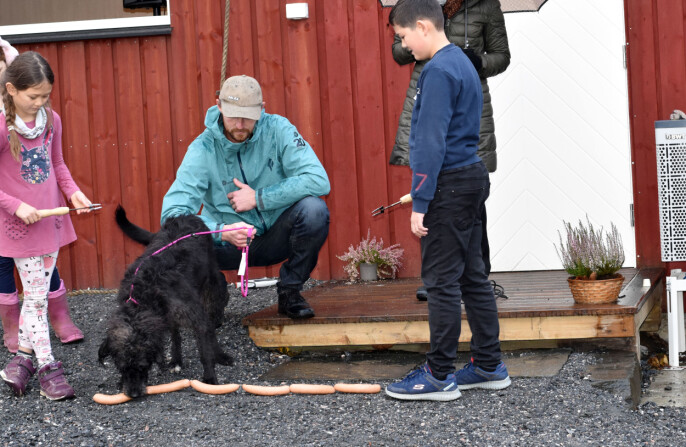 Rusky fikk æren av å åpne Sarang Hundeterapi Rusky fikk æren av å åpne Sarang Hundeterapi