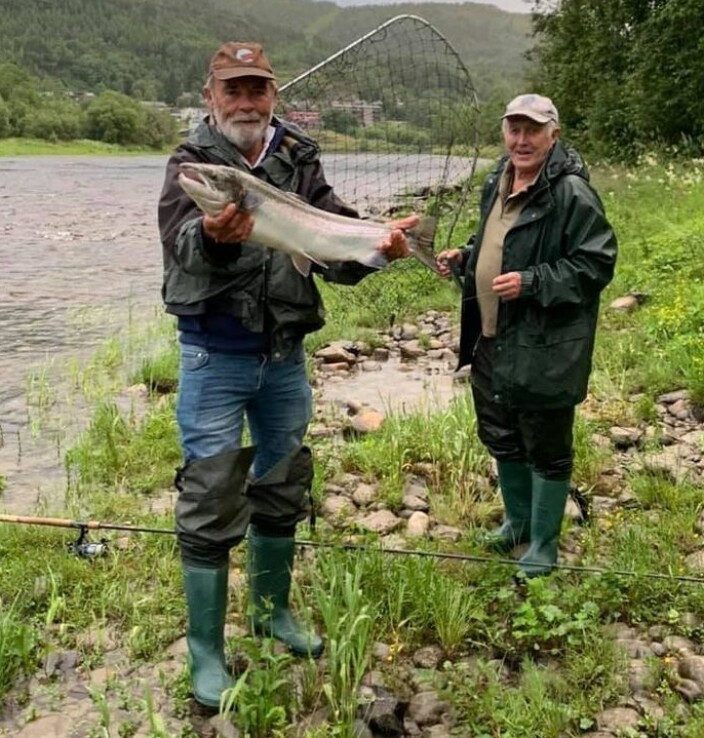 Bernt Tysnes og Øyvind Holte med en laks på 4,9 kg, tatt ved Austistua Øye, Surnadal, i juli. Bernt Tysnes og Øyvind Holte med en laks på 4,9 kg, tatt ved Austistua Øye, Surnadal, i juli.