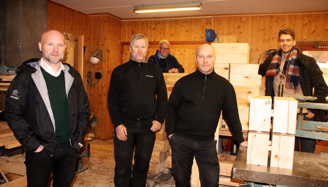 Atle Norli (Surnadal Transport, f.v.), Georg Solem (Solem Sag), Magne Løfaldli (Innveno), Leif Magne Røen (Trollheimen barnekjelker og hagemøbler) og Olav Engelstad (Rewo). Foran til høyre ser vi produktet "Kloss". Magnus Bøklep (Bøfjorden Sag) er også med i prosjektet, men var ikke til stede da bildet ble tatt. Atle Norli (Surnadal Transport, f.v.), Georg Solem (Solem Sag), Magne Løfaldli (Innveno), Leif Magne Røen (Trollheimen barnekjelker og hagemøbler) og Olav Engelstad (Rewo). Foran til høyre ser vi produktet "Kloss". Magnus Bøklep (Bøfjorden Sag) er også med i prosjektet, men var ikke til stede da bildet ble tatt.