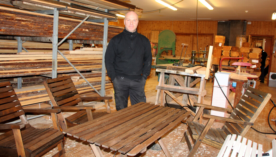 Leif Magne Røen viser fram hagemøbler, som sammen med barnekjelker er hovedgeskjeften til Trollheimen barnekjelker og hagemøbler. Leif Magne Røen viser fram hagemøbler, som sammen med barnekjelker er hovedgeskjeften til Trollheimen barnekjelker og hagemøbler.