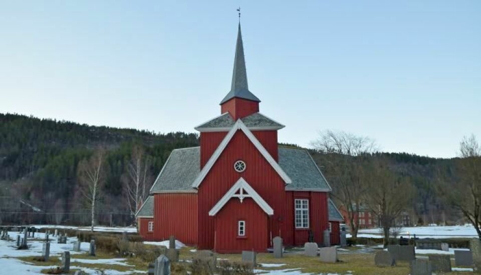 Rød kirke i tre med hvite detaljer