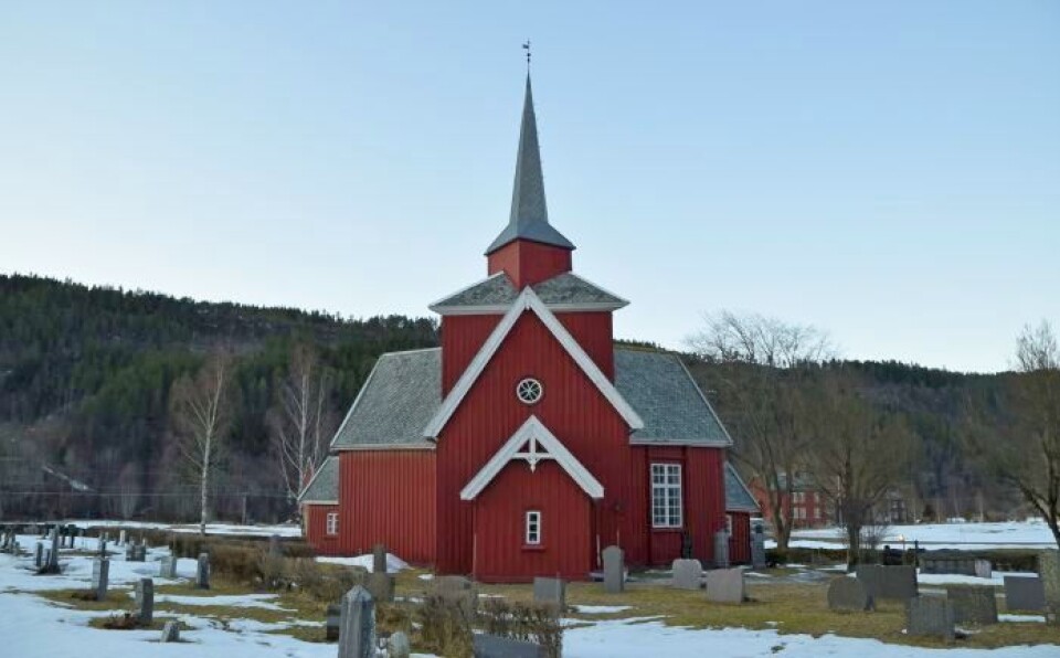 Gudsteneste i Surnadal Rød kirke i tre med hvite detaljer