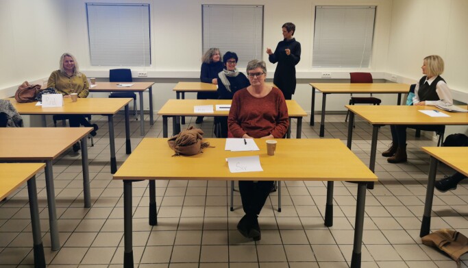 Kursleder Ingun Skjølsvoll inviterte seks damer til å "prøvekjøre" kurset, blant annet Randi Klevset Gjøra (til høyre), Ann Elisabet Holten Solem, Mette Sæter Ormset, Mona Rita Rønning og Siv Oddrun Husby. Stående: Ingunn Skjølsvoll Kursleder Ingun Skjølsvoll inviterte seks damer til å "prøvekjøre" kurset, blant annet Randi Klevset Gjøra (til høyre), Ann Elisabet Holten Solem, Mette Sæter Ormset, Mona Rita Rønning og Siv Oddrun Husby. Stående: Ingunn Skjølsvoll
