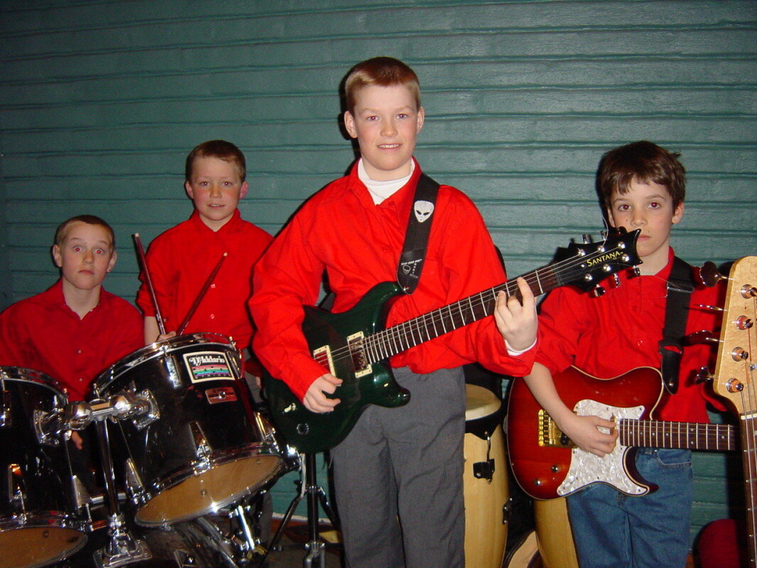 Bandet RedBulls. Fra venstre Olaf Karlstrøm (slagverk), Olav Nergård Tørset (slagverk), Jo Sverre Sande (gitar og vokal) og Jon Andreas Nerbu Baalsrud (gitar). 20. mars 2002. Bandet RedBulls. Fra venstre Olaf Karlstrøm (slagverk), Olav Nergård Tørset (slagverk), Jo Sverre Sande (gitar og vokal) og Jon Andreas Nerbu Baalsrud (gitar). 20. mars 2002.