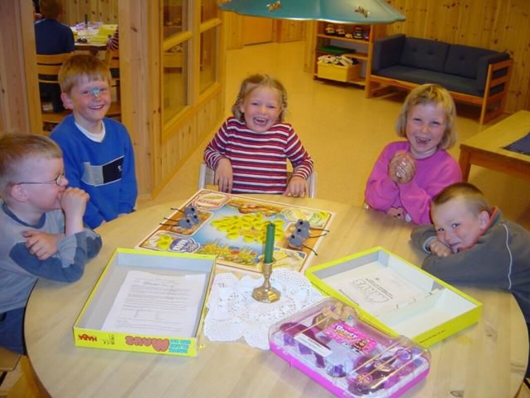 Munter gjeng med 5-6-åringer i Bolme barnehage. 25. april 2002. Munter gjeng med 5-6-åringer i Bolme barnehage. 25. april 2002.