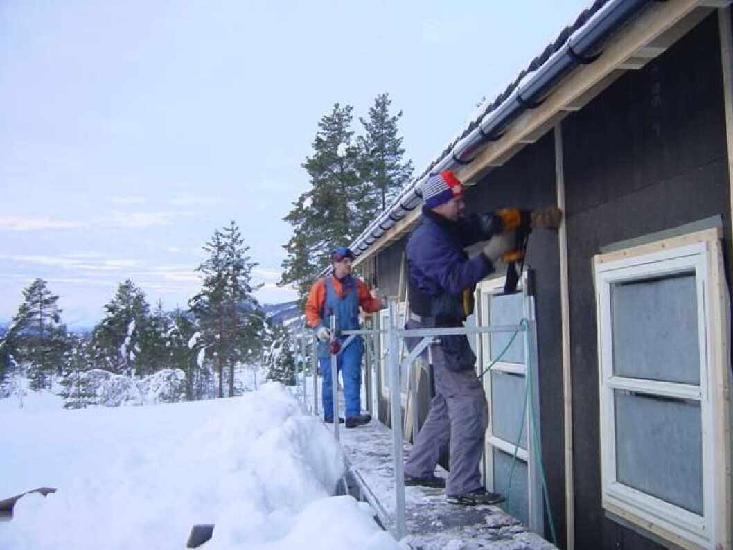 Husbygging i vinterkulde, 8. januar 2004. Nordre boligfelt. Even Langli (borterst) og Olav Halgunset. Husbygging i vinterkulde, 8. januar 2004. Nordre boligfelt. Even Langli (borterst) og Olav Halgunset.