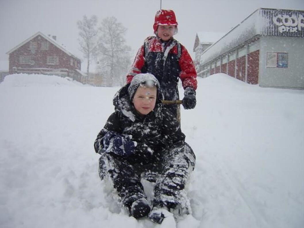 Godt gammeldags rindalsvintervær, 24. februar 2004. På vei hjem fra skolen på spark: Anders Ranheim (sittende) og Eirik Kjønsø Solvik. Godt gammeldags rindalsvintervær, 24. februar 2004. På vei hjem fra skolen på spark: Anders Ranheim (sittende) og Eirik Kjønsø Solvik.