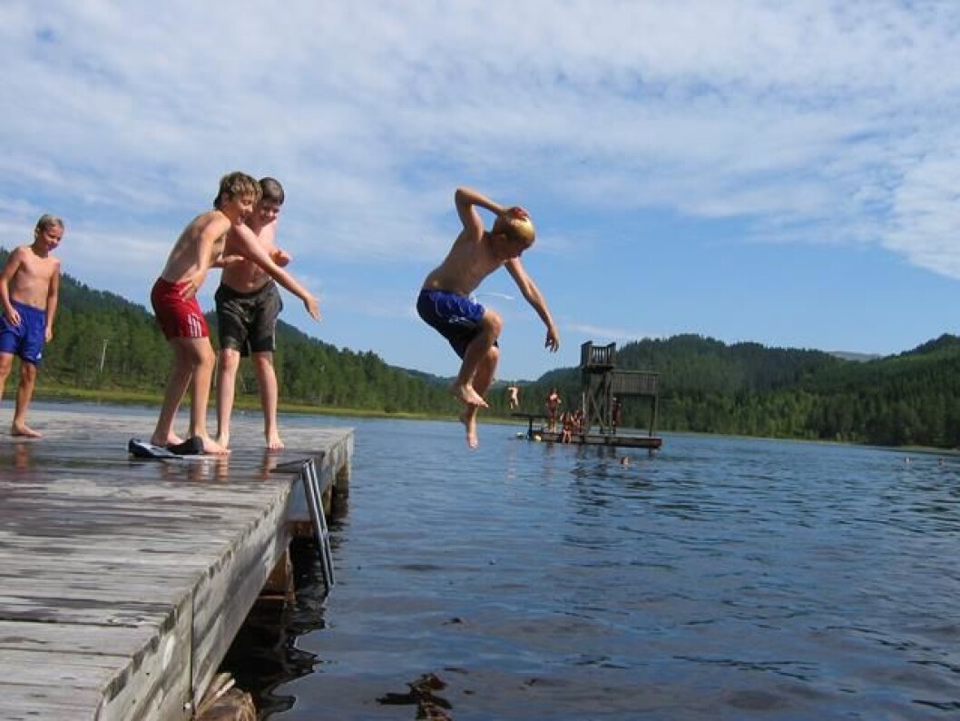 Badeliv på Tjønna. 1. august 2004. Badeliv på Tjønna. 1. august 2004.