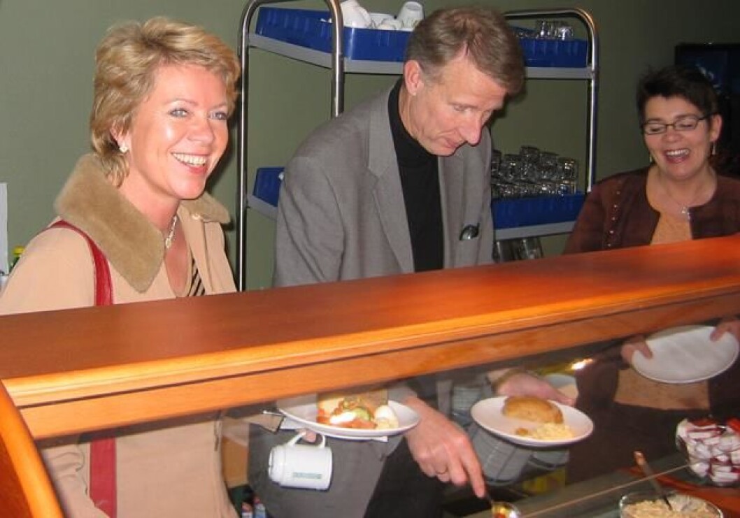 Valgkampår. Fra venstre Sp-leder Åslaug Haga, ordfører Ola T. Heggem (Sp) og varaordfører Hanne Tove Nerbu Baalsrud (Sp). Kantina på Rindal helsetun, 1. november 2004. Valgkampår. Fra venstre Sp-leder Åslaug Haga, ordfører Ola T. Heggem (Sp) og varaordfører Hanne Tove Nerbu Baalsrud (Sp). Kantina på Rindal helsetun, 1. november 2004.