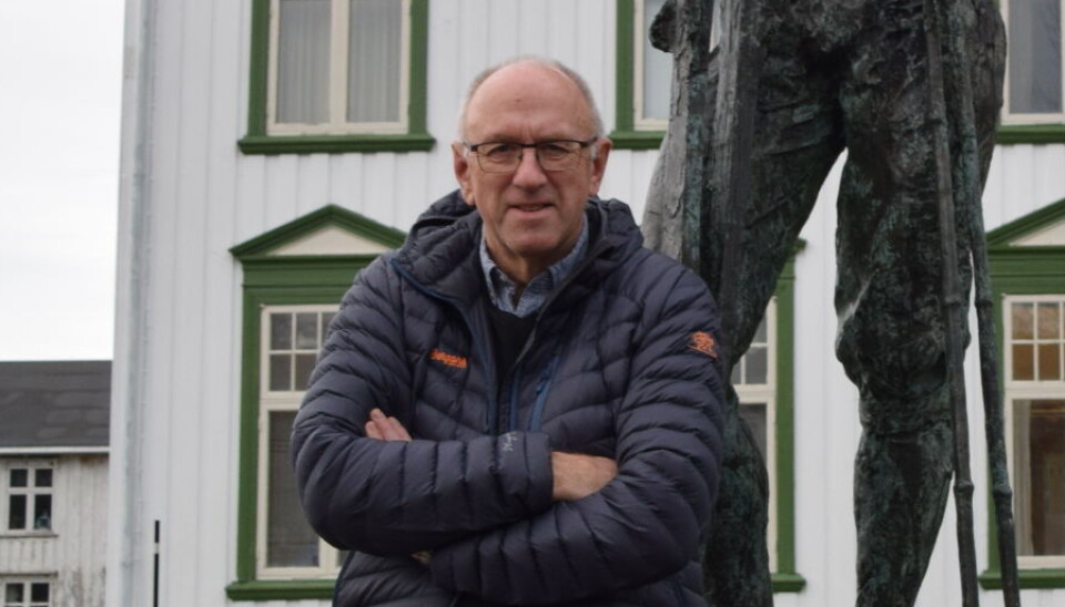 Odd inge Løfald. En mann og ei dame foran en statue