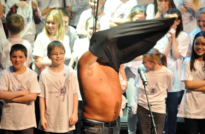 Bjarne Brøndbo kastet selvsagt skjorta på konserten i 2015 - til stor latter blant femteklassingene i Surnadal Bjarne Brøndbo kastet selvsagt skjorta på konserten i 2015 - til stor latter blant femteklassingene i Surnadal