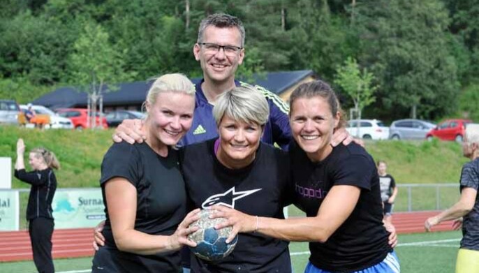 Trener John Magne Aasbø sammen med Malin ude Von Schantz, Åse Anita Mogstad og Vigdis Vedul Moen som spilte til inntekt for Demensforeninga i 2014 Trener John Magne Aasbø sammen med Malin ude Von Schantz, Åse Anita Mogstad og Vigdis Vedul Moen som spilte til inntekt for Demensforeninga i 2014