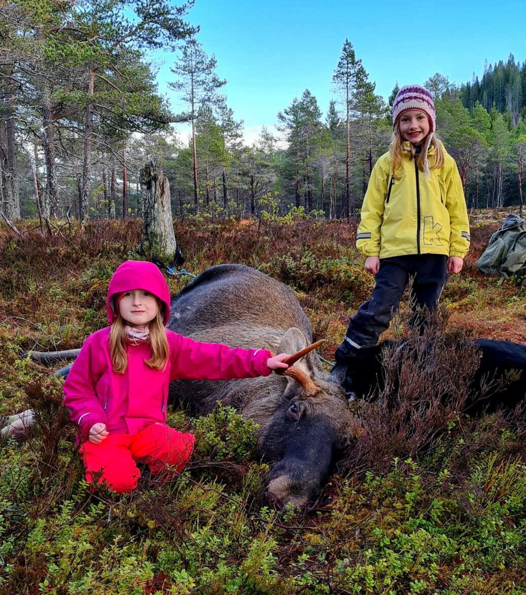 Astrid (t.v.) sat på post i lag med far, Edvin Landsem, da elgen kom. Her er ho i lag med søskenbarnet Alma og elgen! Astrid (t.v.) sat på post i lag med far, Edvin Landsem, da elgen kom. Her er ho i lag med søskenbarnet Alma og elgen!