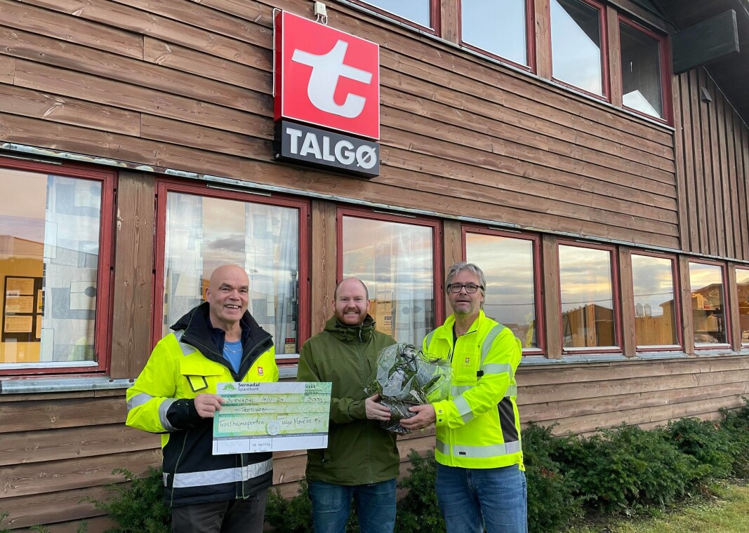 Hallvard Brusethaug (t.v.) og Elmer Talgø (t.h.) fra Talgø MøreTre overrakte blomster og en gavesjekk på 3000 kroner til Trollheimsporten og redaktør Øystein Hjelle Bondhus mandag. Hallvard Brusethaug (t.v.) og Elmer Talgø (t.h.) fra Talgø MøreTre overrakte blomster og en gavesjekk på 3000 kroner til Trollheimsporten og redaktør Øystein Hjelle Bondhus mandag.