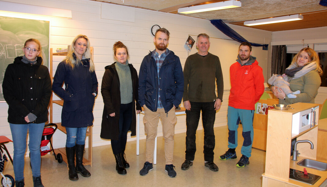 Malin Sættem (f.v.), Gjertrud Heggem, Gunhild Bøklep Bøe, Anders Melling, Ingebrigt Garthe, Magne Riksheim og Hildegunn Bøe med sonen Ola. Her på eit rom som ligg i skulebygget, men som Bøfjorden barnehage i dag brukar dagleg. Malin Sættem (f.v.), Gjertrud Heggem, Gunhild Bøklep Bøe, Anders Melling, Ingebrigt Garthe, Magne Riksheim og Hildegunn Bøe med sonen Ola. Her på eit rom som ligg i skulebygget, men som Bøfjorden barnehage i dag brukar dagleg.