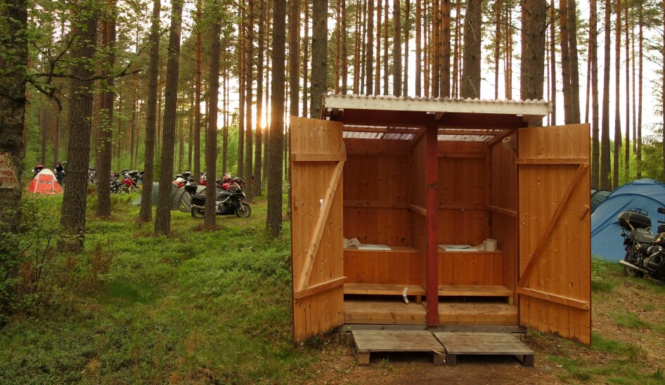 Man forventer ikke luksus når man drar på mc-treff. Dobbel utedass i de svenske skogene på Siljantreffet i Mora.