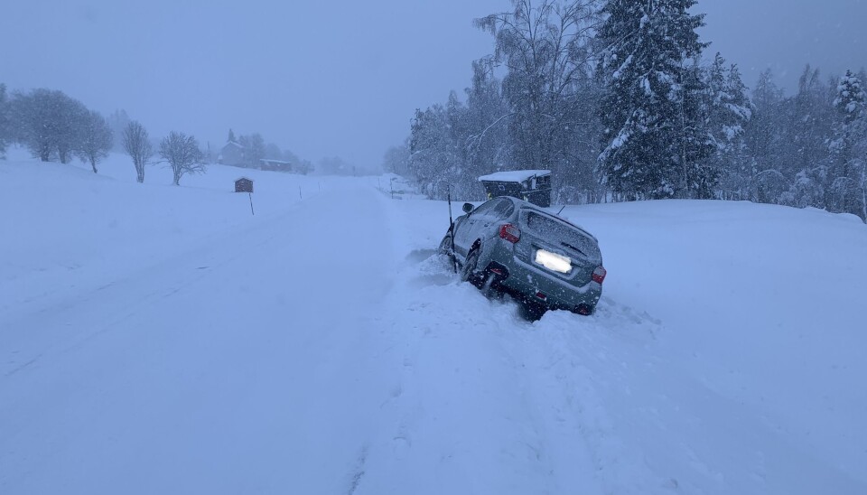 Snø og vind skaper fortsatt problemer på veiene