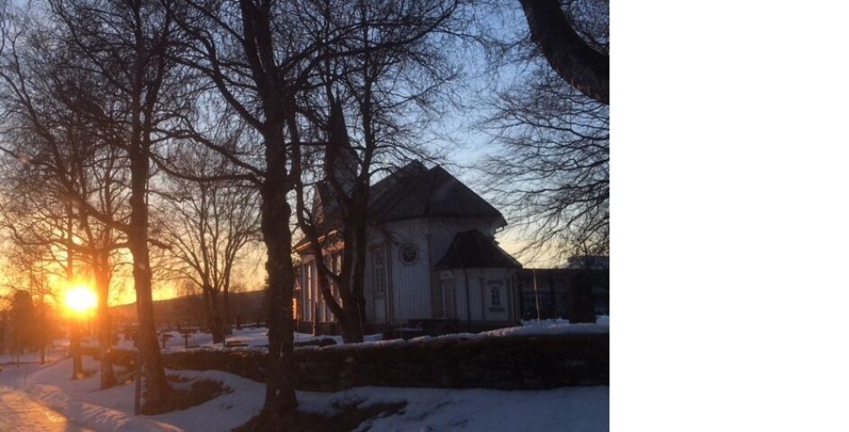 Øye kyrkje i solnedgang