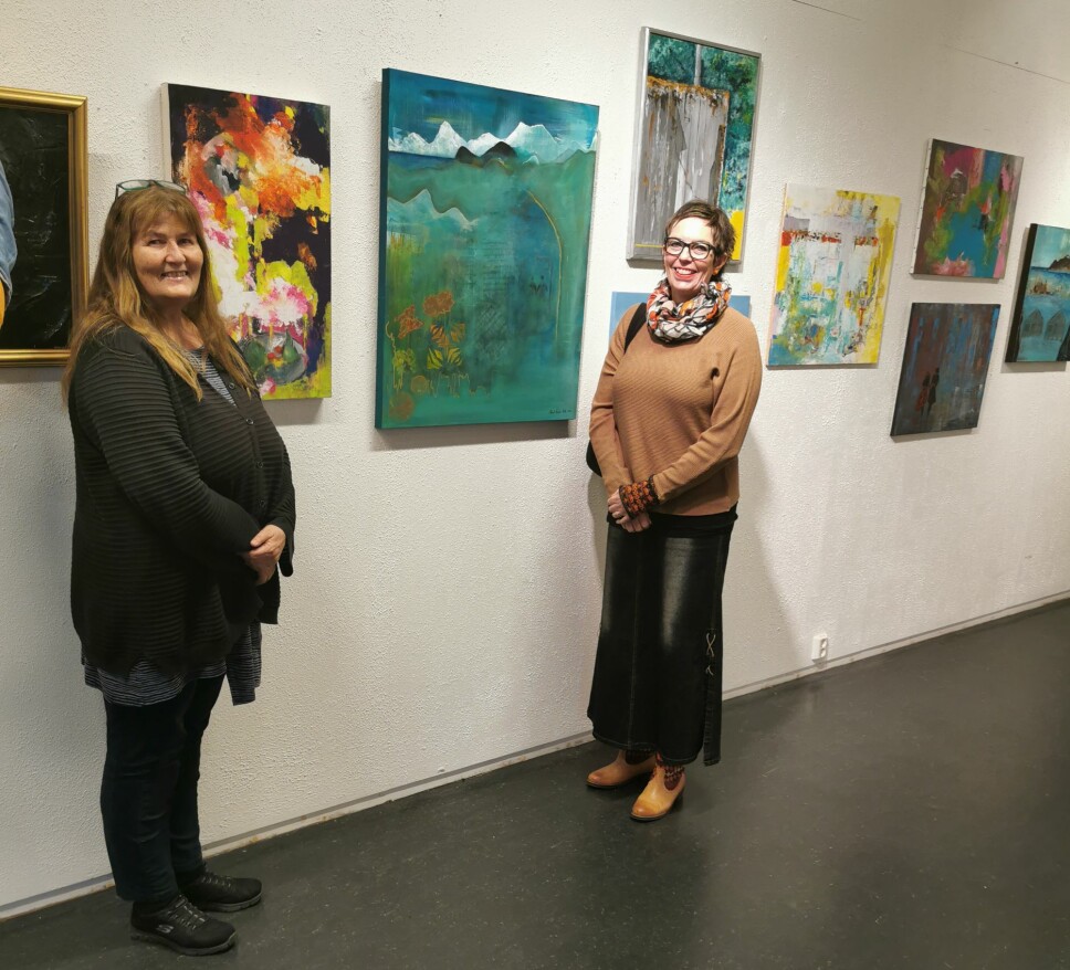 Anne Marie Rognskog sammen med kunstner Margit Langli Wiik