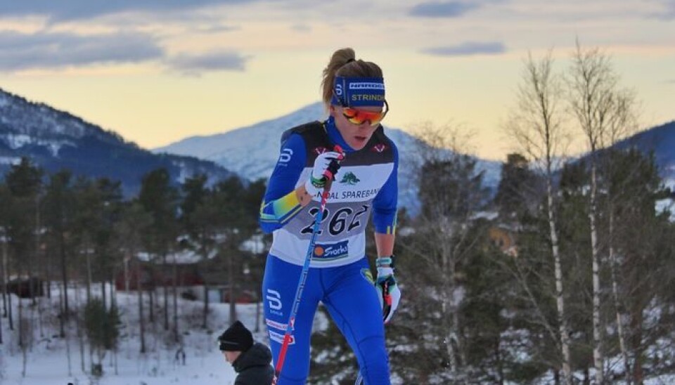 Kvinne i blå skidrakt med startnummer 262 går på langrenn.