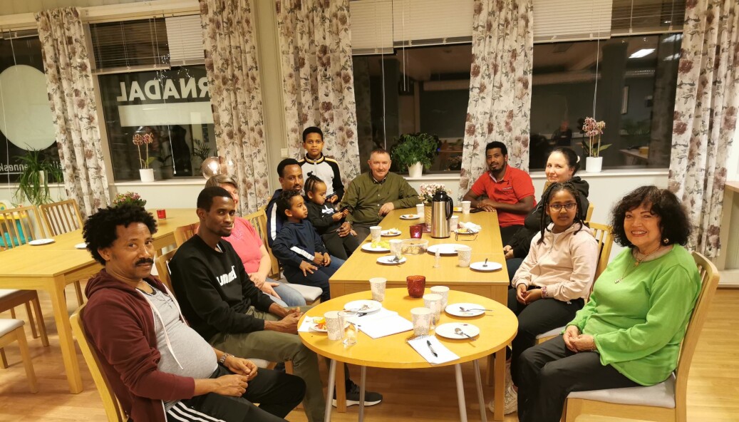 På venstre rekke: Fisha Gebremariam, Alieu Badjie, Anne-Lise Sæter, Asmerom Kidane Meseret med Ifrata Asmerom og Natan Haftom på fanget, Pison Habitu Twelde og Trygve Roaldset. På høre side: Else Brandvoll Andresen, Mikal Haftom Yohannes, Astrid Roaldset og Haftom Yohannes Sahle På venstre rekke: Fisha Gebremariam, Alieu Badjie, Anne-Lise Sæter, Asmerom Kidane Meseret med Ifrata Asmerom og Natan Haftom på fanget, Pison Habitu Twelde og Trygve Roaldset. På høre side: Else Brandvoll Andresen, Mikal Haftom Yohannes, Astrid Roaldset og Haftom Yohannes Sahle