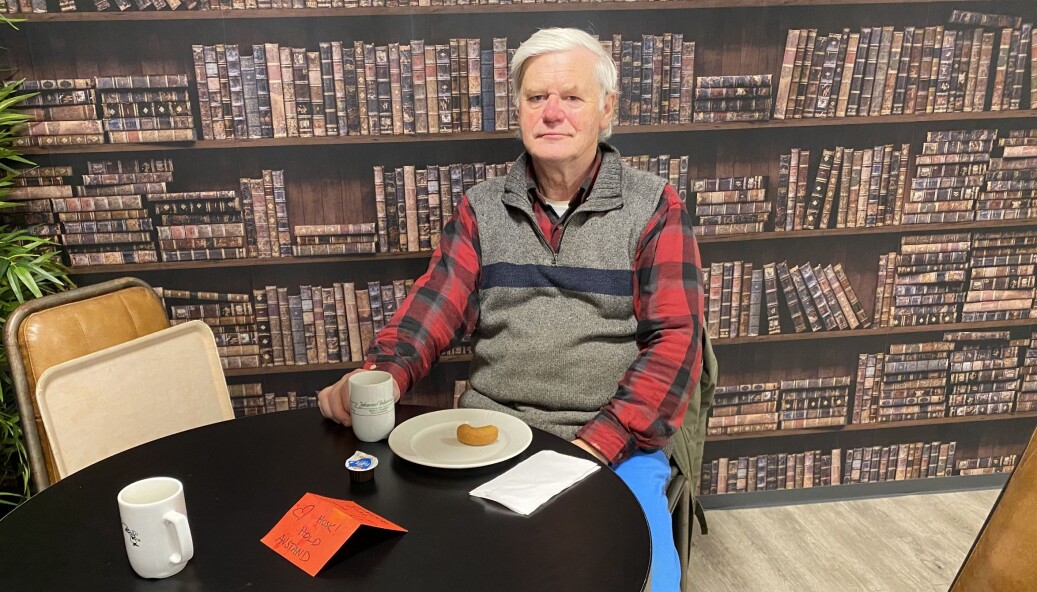 Frode Andresen tar en kaffekopp på Johansens conditori etter dagens veterinærrunde. Frode Andresen tar en kaffekopp på Johansens conditori etter dagens veterinærrunde.