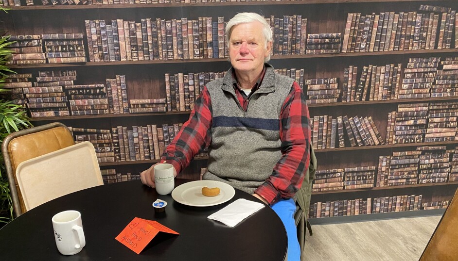 Frode Andresen tar en kaffekopp på Johansens conditori etter dagens veterinærrunde.