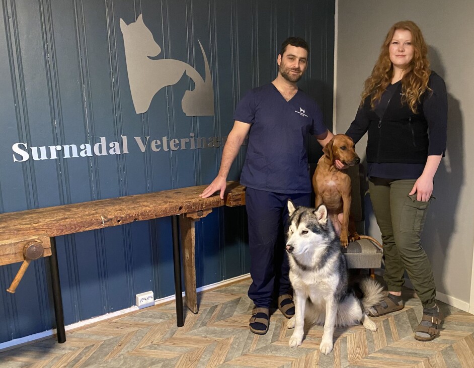 Uzi Burger og Vigdis Sæther Moen Burger har startet Surnadal veterinærpraksis, et veterinærkontor med smådyrklinikk.