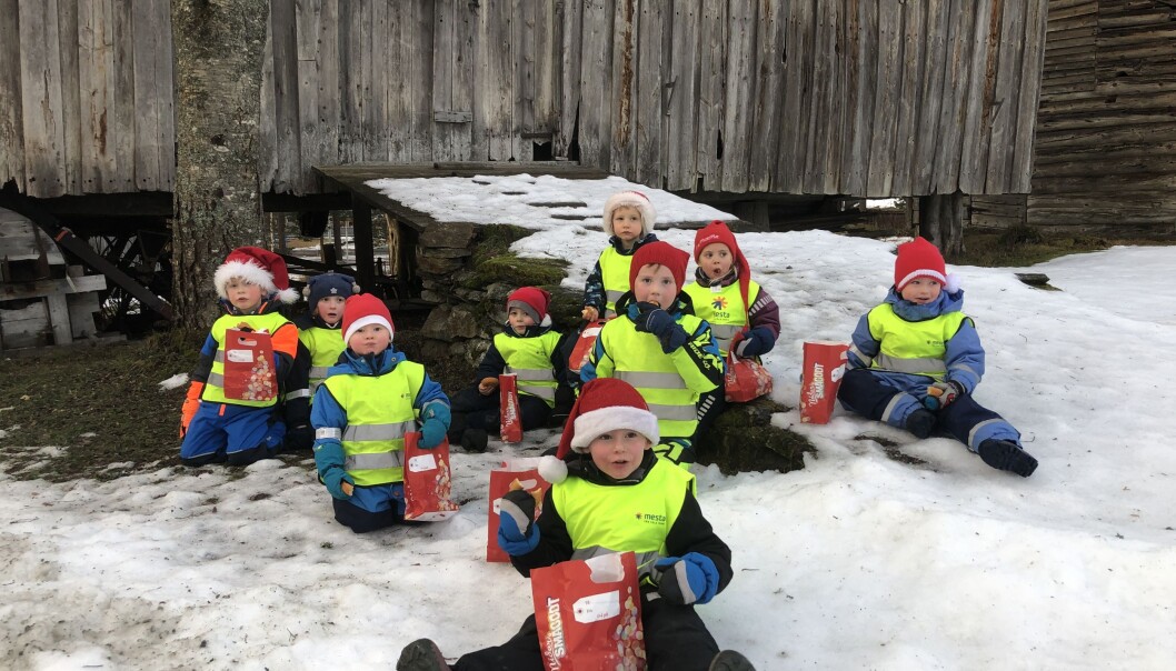 Her tar 4 og 5 åringene fra Øvre Rindal barnehage seg en velfortjent smultringpause. Her tar 4 og 5 åringene fra Øvre Rindal barnehage seg en velfortjent smultringpause.