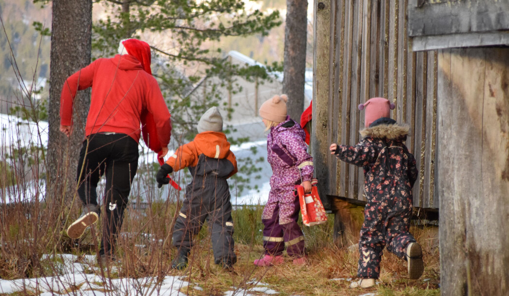 De måtte jage farsknissene mellom bygningene, og her er det like før han blir fanget. De måtte jage farsknissene mellom bygningene, og her er det like før han blir fanget.