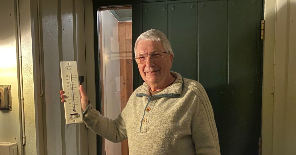 Ole Trygve Foseide med gradstokken. Ole Trygve Foseide med gradstokken.