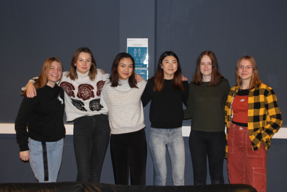 F. V Mette Madaus, Hannah Sjøflot Bremer, Emily Stangvik, Ragna Bolme Evjen, Silje Walltin og Astrid Dammen Gjeldnes.