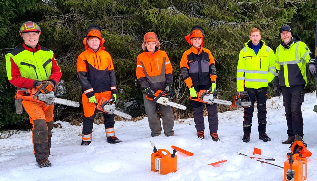 Kursgjengen: Ingebrigt Landsem - instruktør, Ola Gåsvatn, Oddvar Børset, Marit Gåsvatn, Lars Gåsvatn og Jon Gåsvatn - skogeigar. Kursgjengen: Ingebrigt Landsem - instruktør, Ola Gåsvatn, Oddvar Børset, Marit Gåsvatn, Lars Gåsvatn og Jon Gåsvatn - skogeigar.