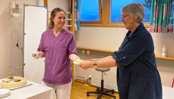 Maren Skuggevik (t.v.) serverer kake til leiar i Surnadal Sanitetsforening, Britt May Hollås, som naturleg nok fekk det aller første kakestykket. Maren Skuggevik (t.v.) serverer kake til leiar i Surnadal Sanitetsforening, Britt May Hollås, som naturleg nok fekk det aller første kakestykket.