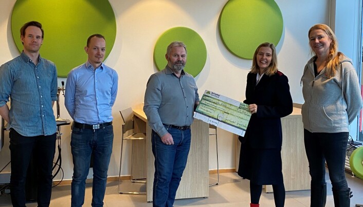 Frelsesarmeen Trondheim fikk 10 000 kroner i julegave fra Surnadal Sparebank. Frelsesarmeen Trondheim fikk 10 000 kroner i julegave fra Surnadal Sparebank.