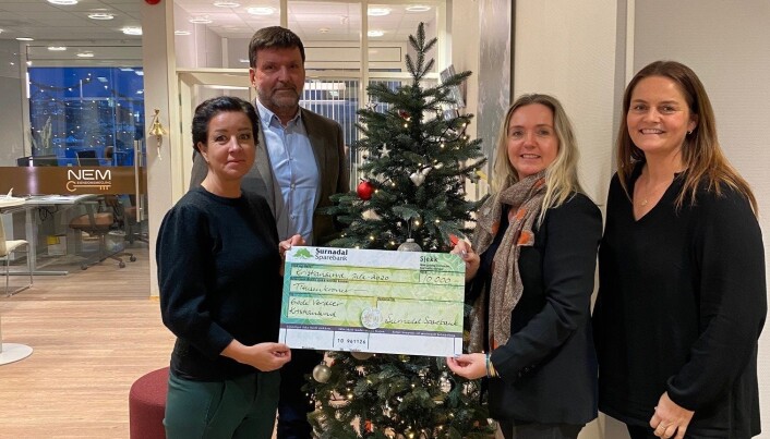 Gode Verdier i Kristiansund mottok også 10 000 kroner i julegave fra Surnadal Sparebank. Gode Verdier i Kristiansund mottok også 10 000 kroner i julegave fra Surnadal Sparebank.
