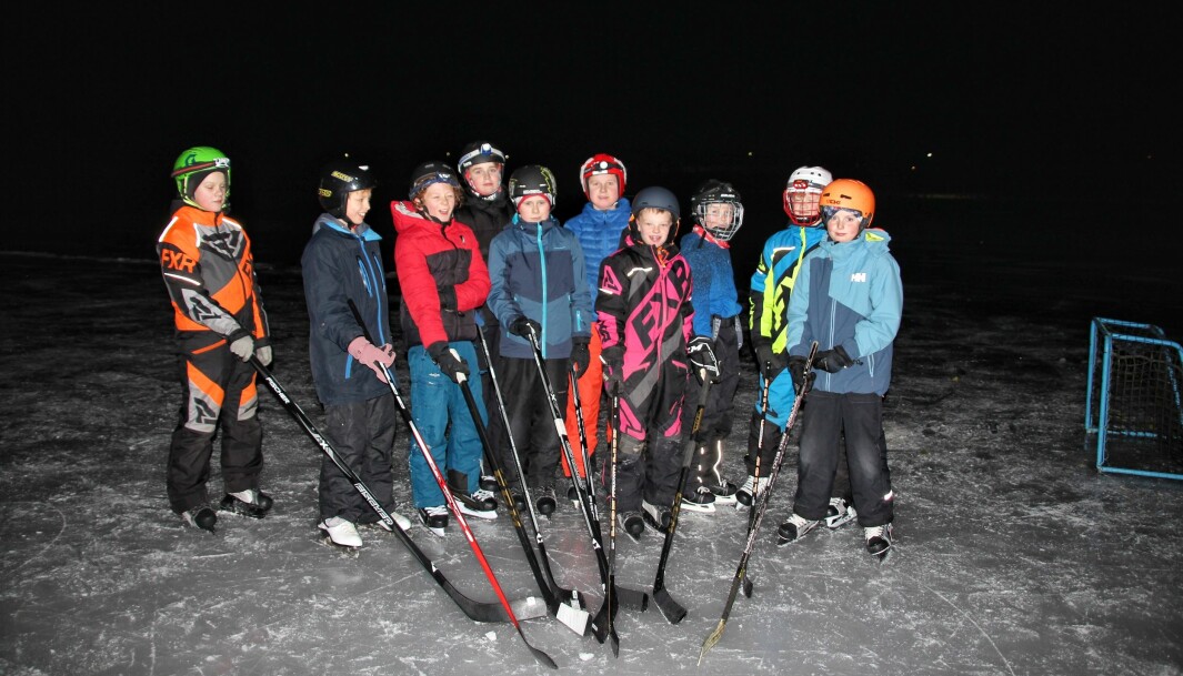 Gutter 12 år benyttet skitreninga til en ishockeykamp.