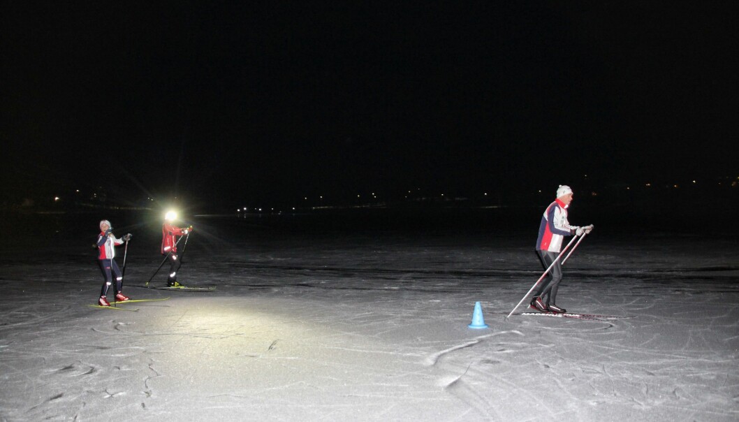 Elise Bakken og Anna Børset var de eneste som hadde ski på beina, de skøytet på ski sammen med Elises far, Yngve Bakken. Det var mulig på nordsida av Igltjønna, for der hadde ikke den milde vinden smeltet snøen som kom natt til søndag.