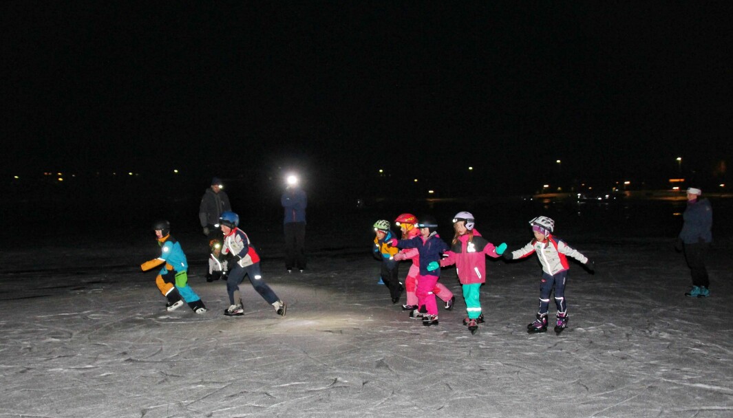 På Igltjønna Skistadion er det for lite snø til å gå på ski og for glatt til å ha vanlig barmarkstrening. Derfor ble treningen gjennomført på skøyter på isen på Igltjønna.